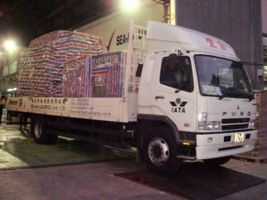 海空网络用于运送空运拼装柜的滚筒卡车随时在仓库待命开赴香港国际机场。